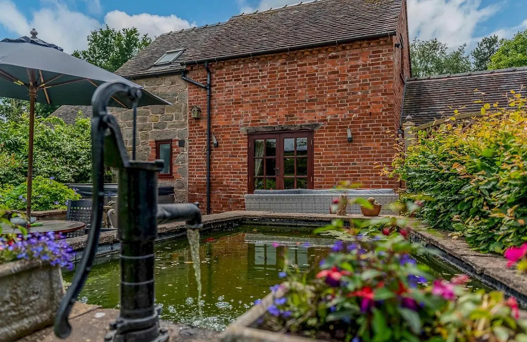 The Owl House - Hot Tub Adventures In Moreton - Pass The Keys-1