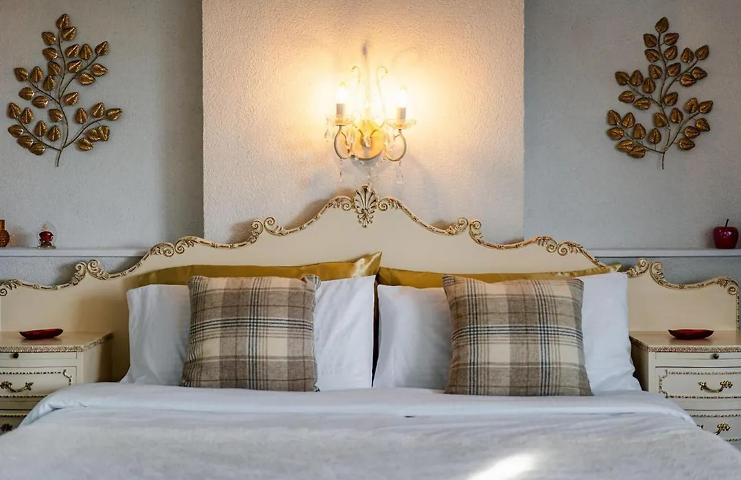 10 Bed Villa Sleeps 27 -Pool & Hot Tub -Wood Fire-1