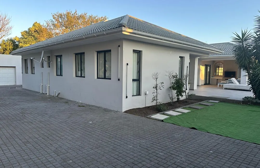 Luxury Holiday Home 3 Bedroom, 3 Bathroom House In Nahoon-1