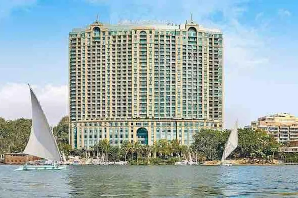 Four Seasons Luxurious Apartment-1