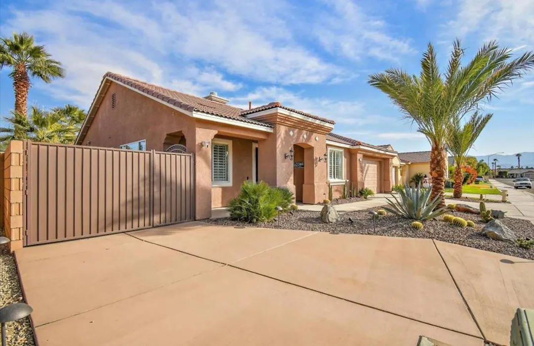 Relaxing Desert Getaway - 3Br, Pool, Hot Tub-1