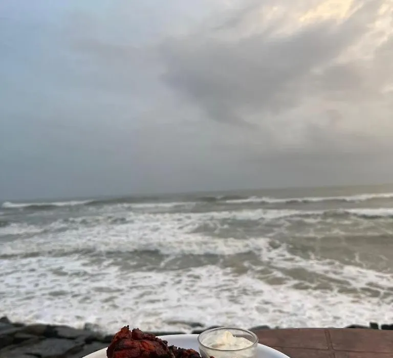 Blue Water Beach Homestay - Private Beach Dh-1