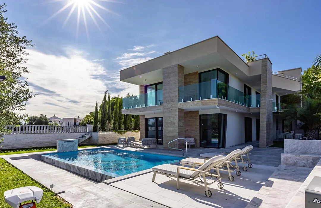 Luxury Villa Con Brio-1