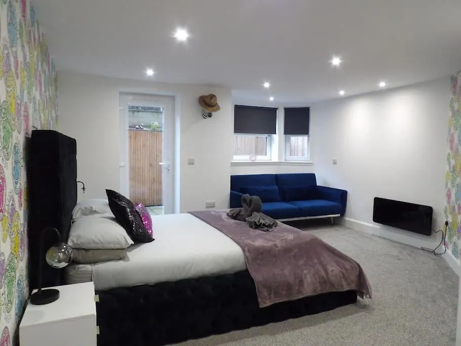 Modern 3BHK near Edinburgh zoo-1