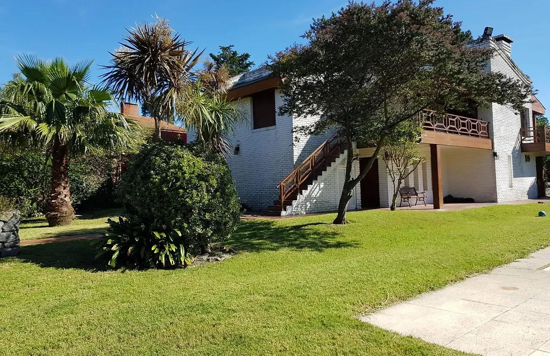 Casa Con Piscina En Piriapolis-1