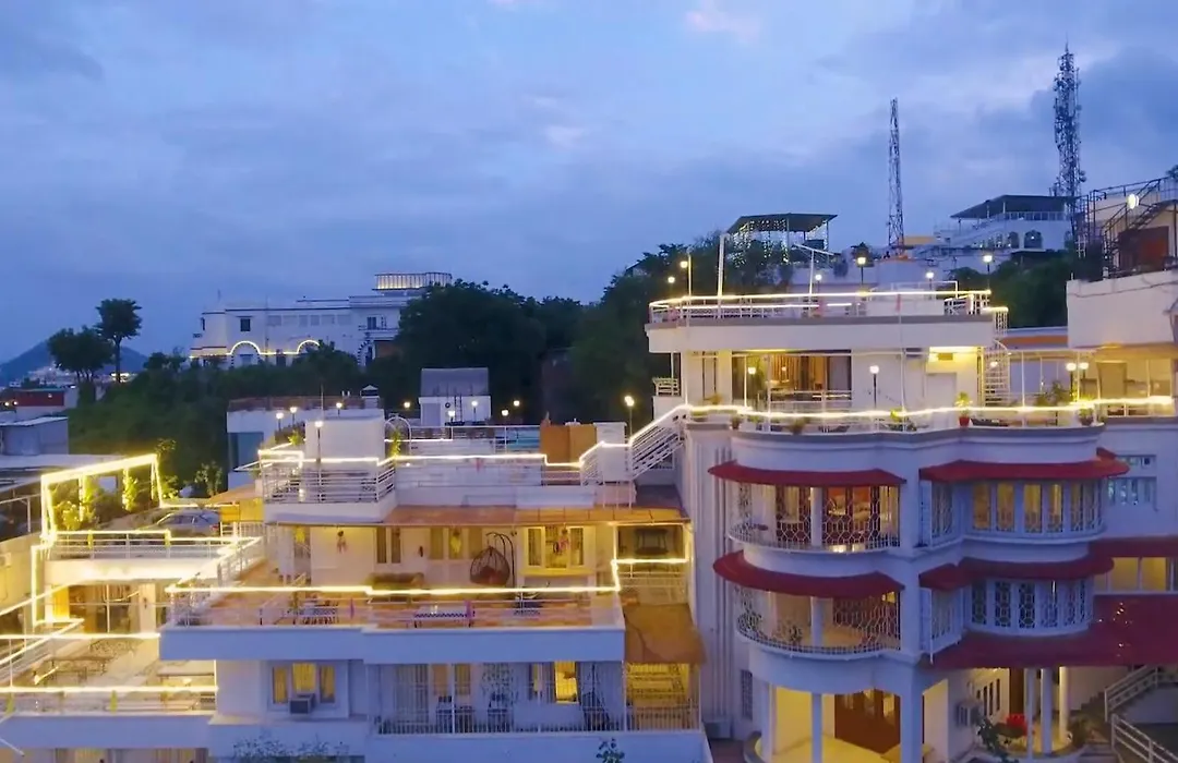 The Grandeur Suite In A Lakefront Luxury Villa-1