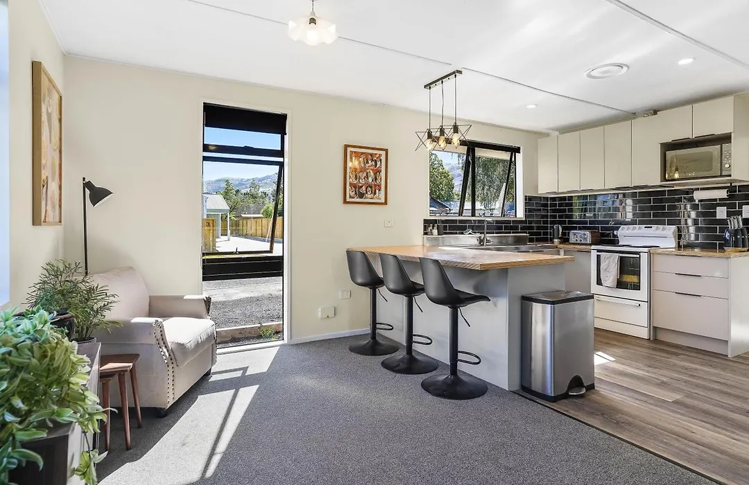 Family Holiday Home And Spa In Sunny Cromwell-1