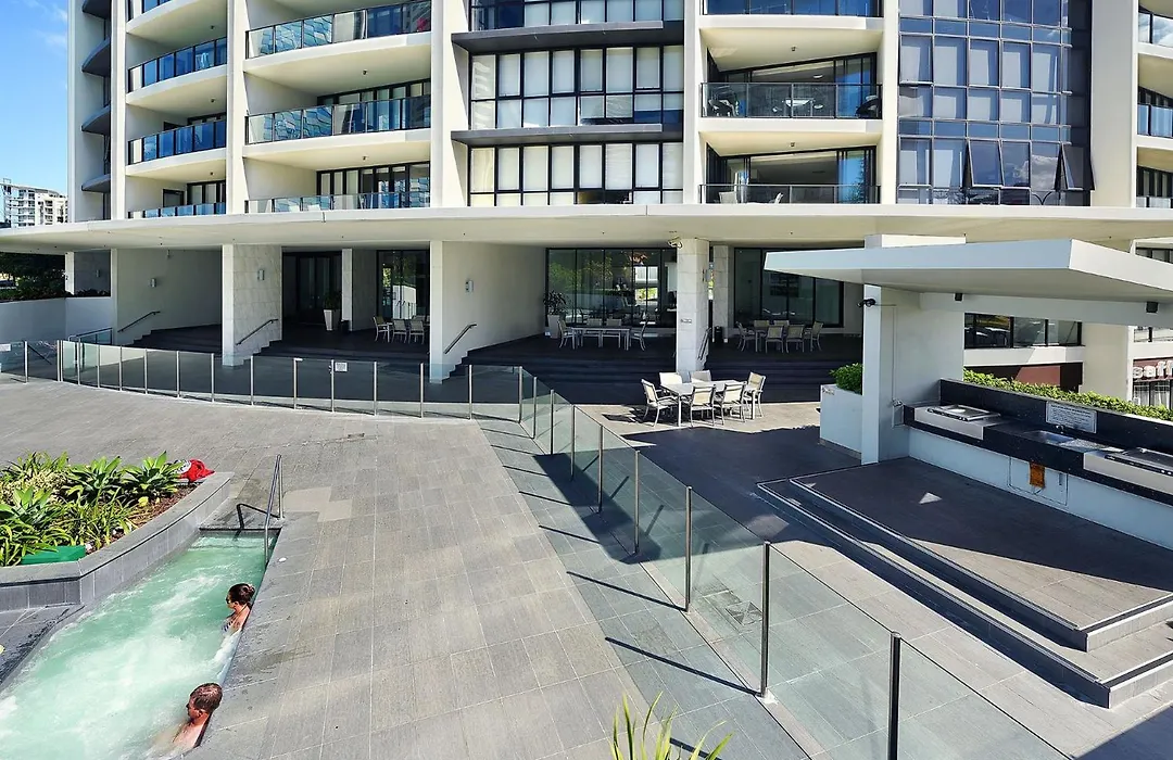 Large Modern 3 Bedroom Apartment With City Views - Coasthm-1