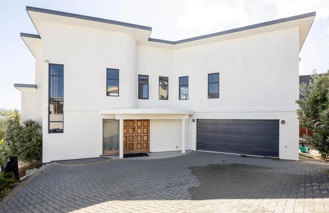 Spacious Modern Executive Home-1