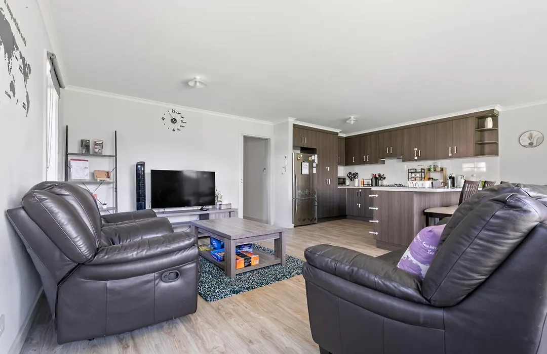 3bedroom Modern Home in Mt Barker, 8km to Hahndorf-1