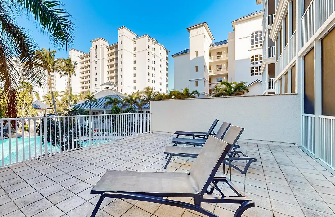 Paradise Palms-1