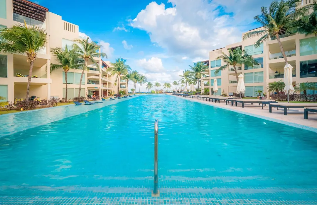 Infinity Pool And Private Beach Club - Luxury Complex The Elements Condos - Gh8-1