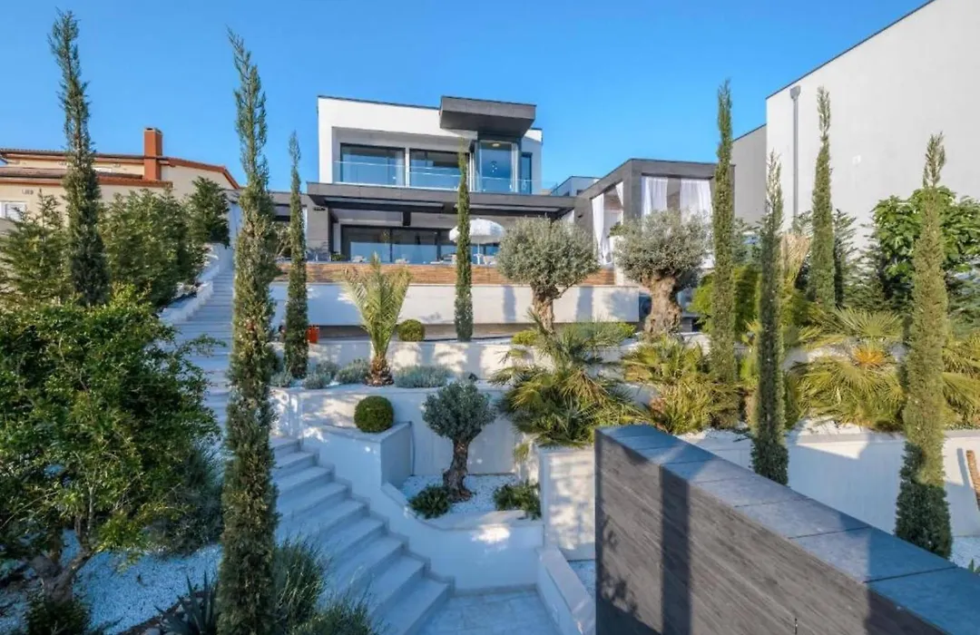 Luxurious And Stylish Villa With Pool & Jacuzzi-1
