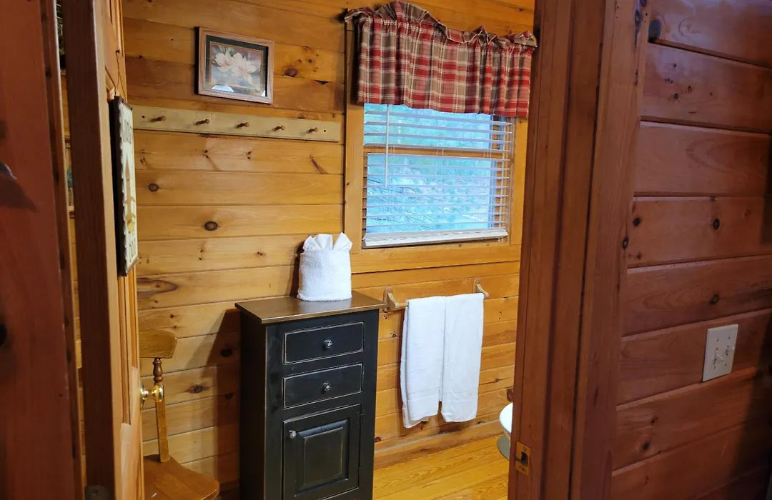 Cozy Smoky Cabin With Hot Tub & Fireplace-1