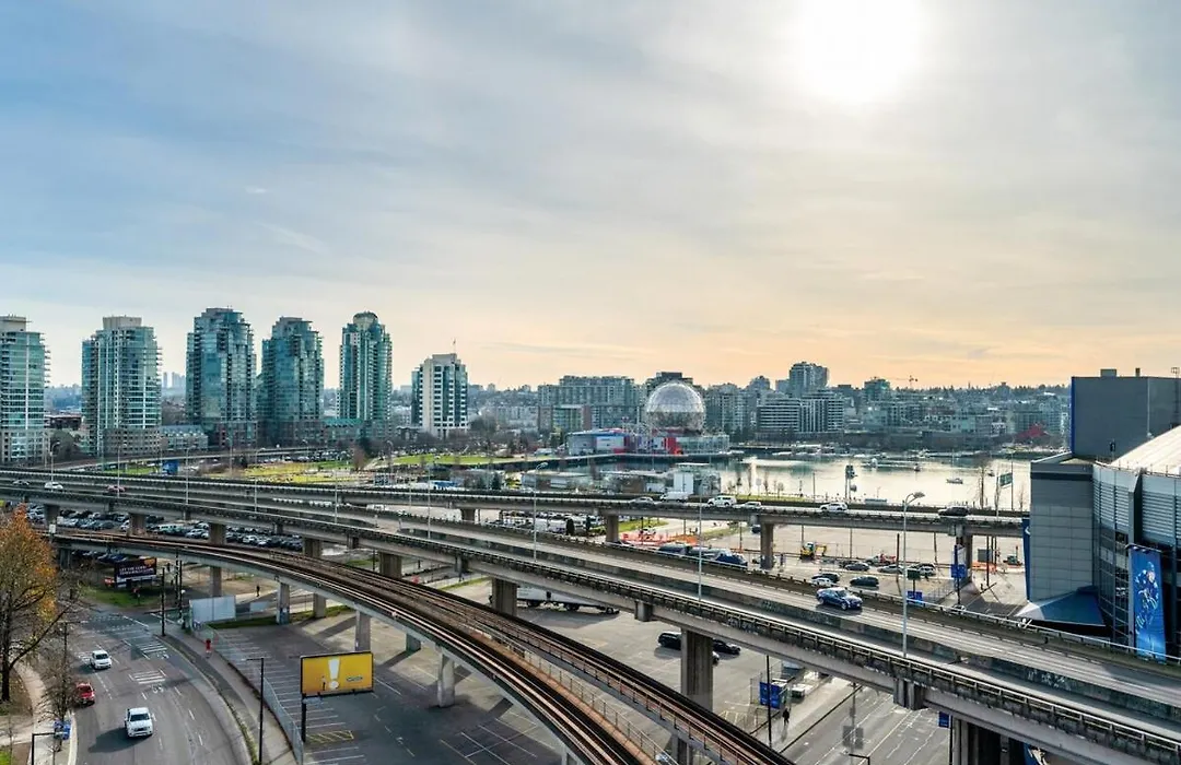 Bright 3Br Downtown Vancouver Condo W Pool & Gym-1