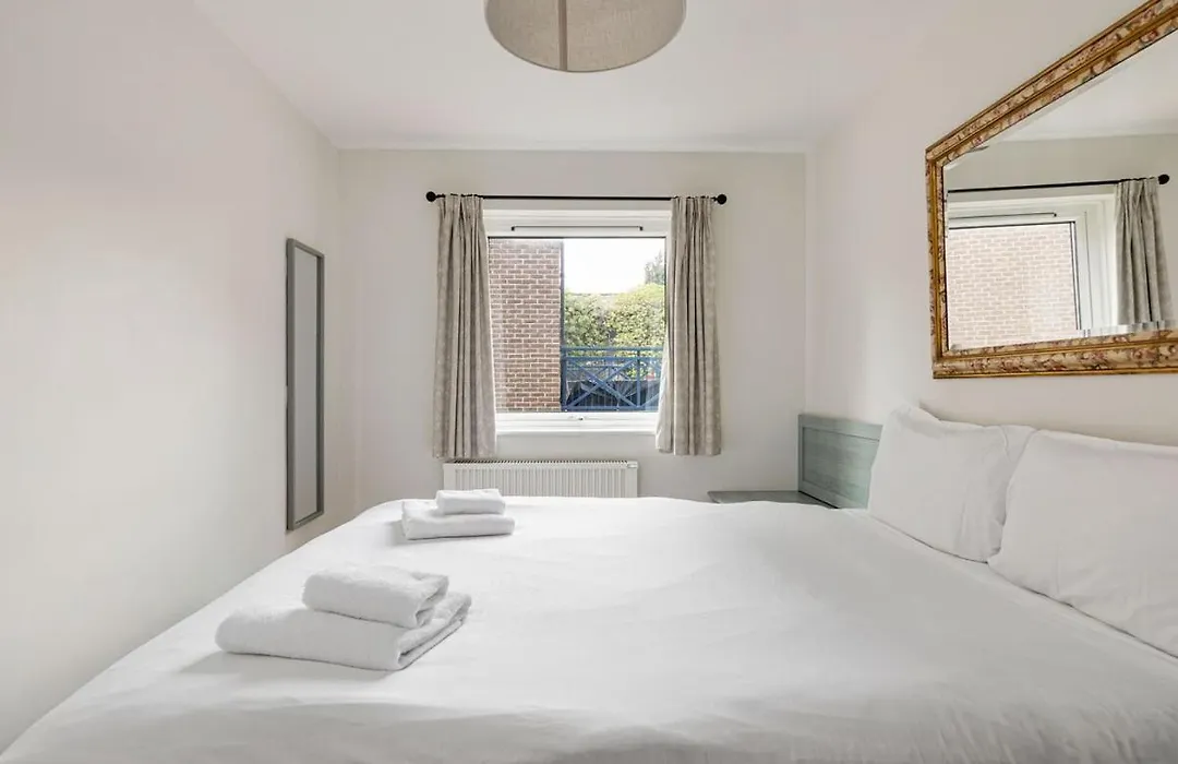 East London Waterfront 2 Bed Flat With Jacuzzi Tub-1