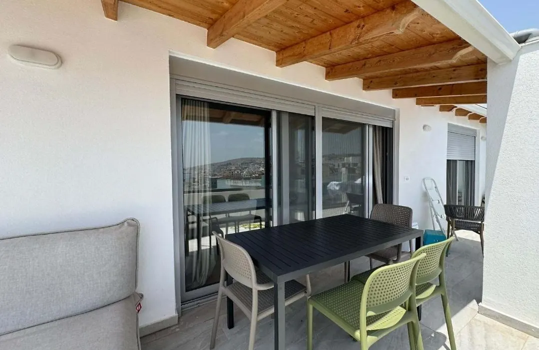 Penthouse With Jackuzy-1