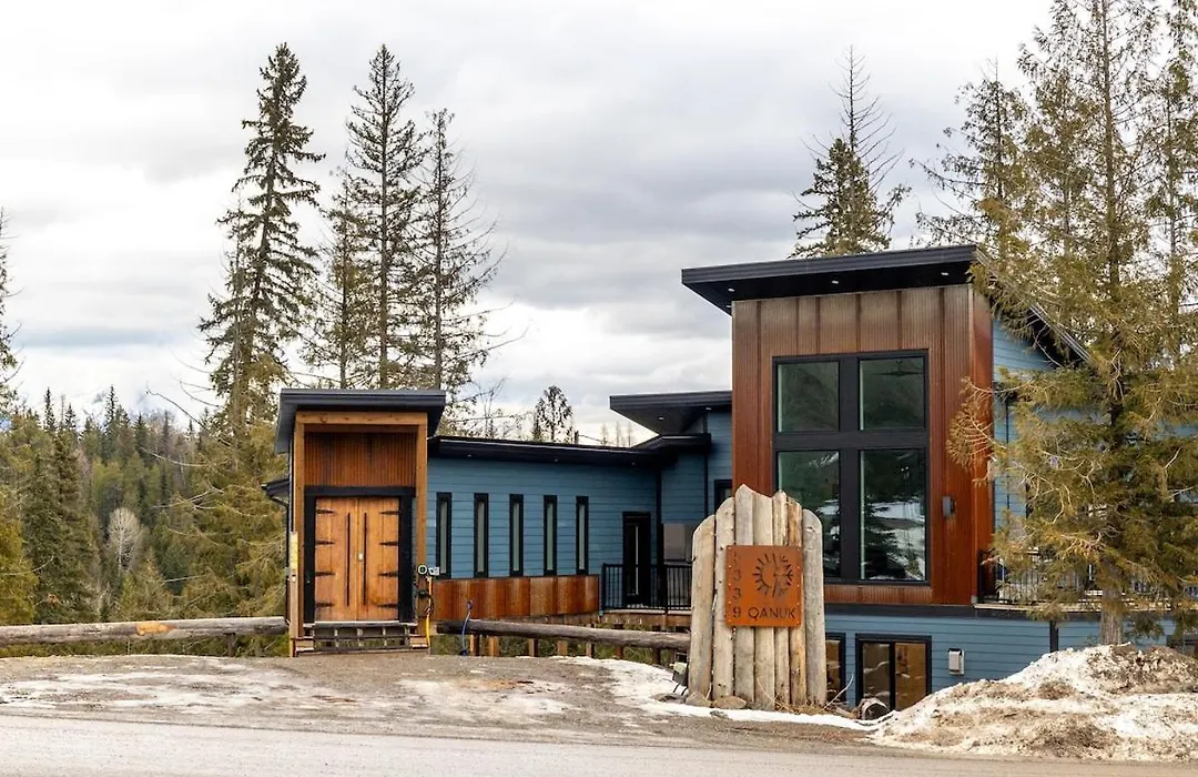 4-Bedroom With Game Room & Hot Tub-1