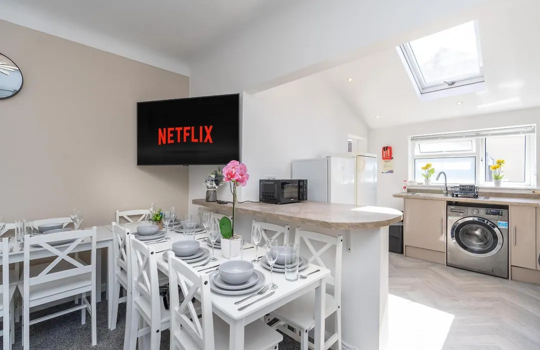 Open Mind Property - Hot Tub, 7 Beds & Free Parking-1
