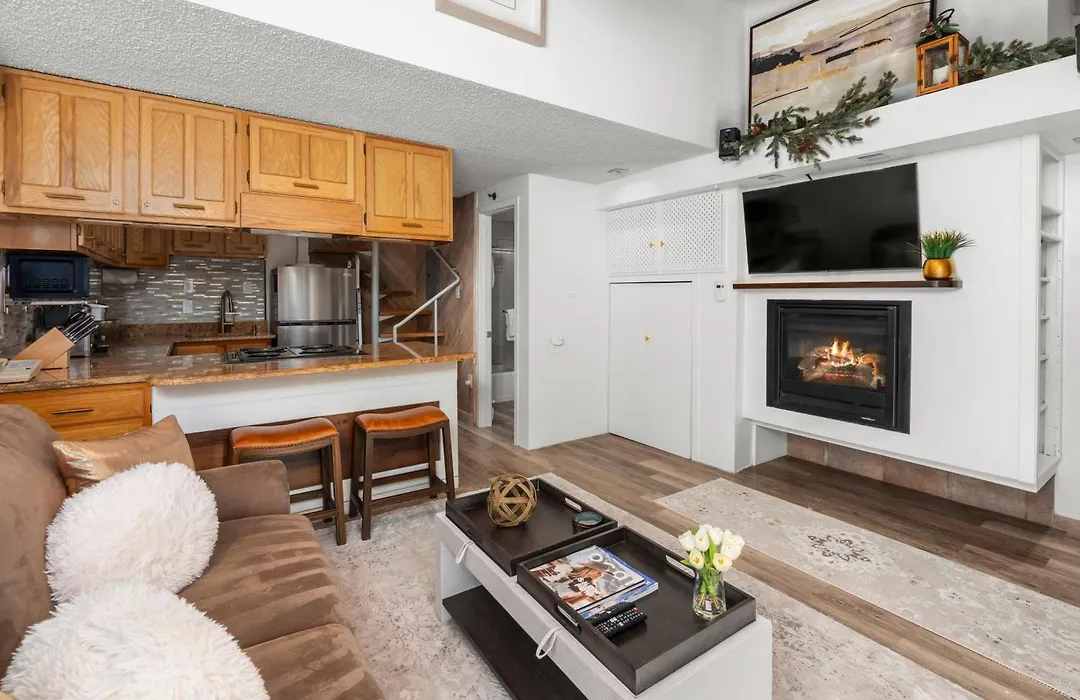 Crestwood 1211 Standard Studio Loft-1