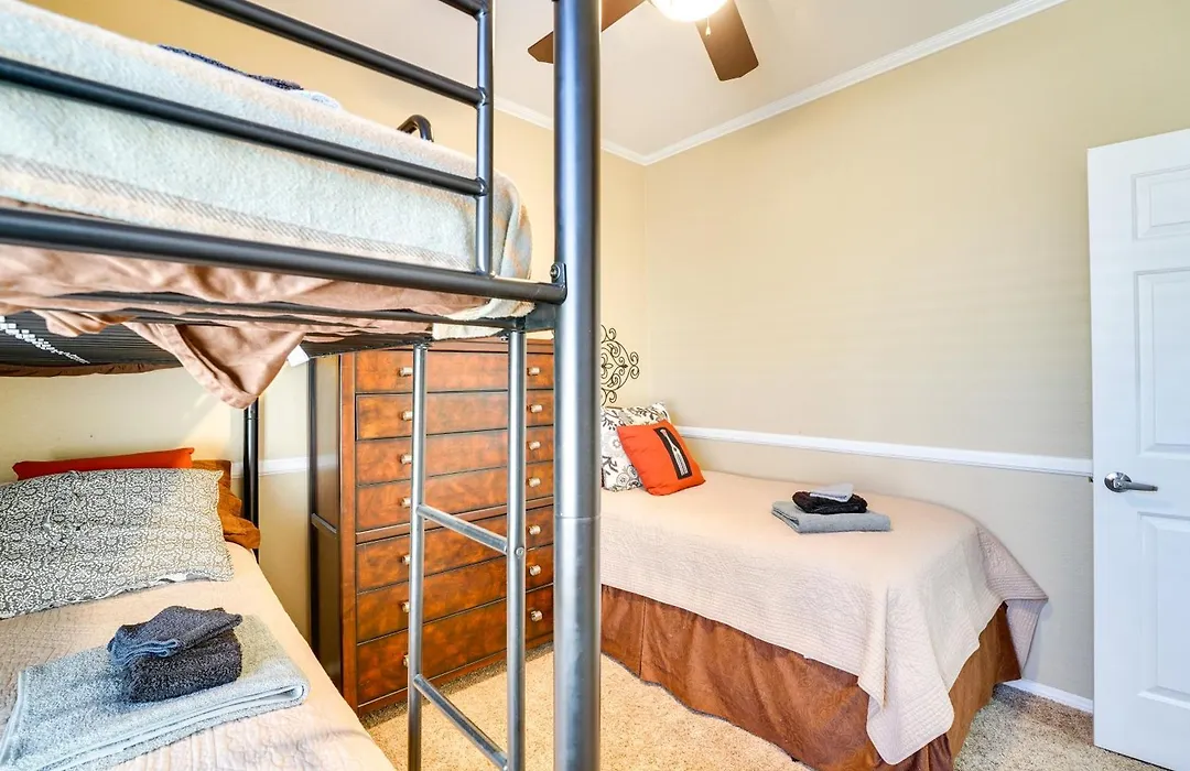 Upscale Henderson Hideaway With Private Patio!-1