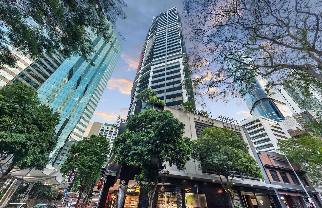 A Touch Of Class - 2Bed-2Bath-1Car-Balcony-Views - Cbd-1