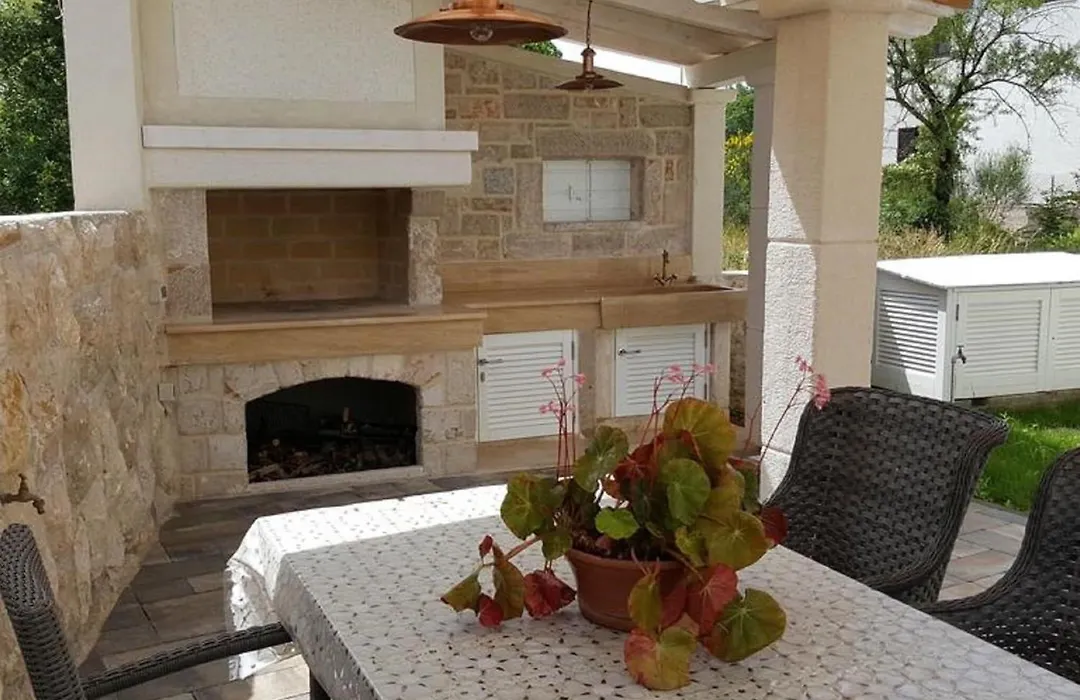 Apartments Villa Rustica St - Two-Bedroom Apartment With Balcony And Shared Pool Prizemlje-1