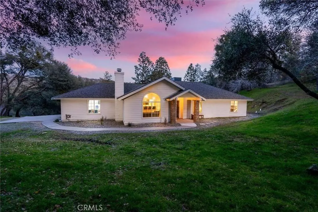 Mountain Retreat! Hot Tub, 4 Bdr, 2 Bth Yosemite, Bass Lake-1