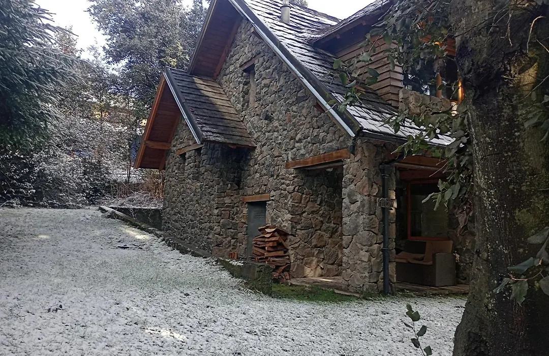 La Nevadita, Chalet Cabin Located Near The Center- It Includes Suite Room With Double Bed And Another 2 Bedrooms With Two Singles Beds- Living Room Fireplace, Hot Water, Wi-Fi-1