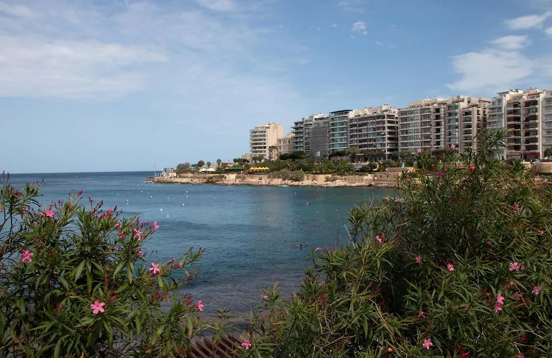 2Br Penthouse Paradise With Jacuzzi & Bbq In Sliema By 360 Estates-1