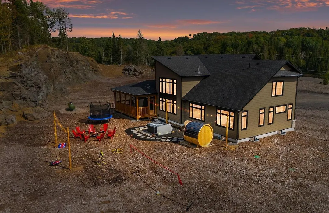 Chic Forest Getaway|Hottub|Sauna|Pooltable|Games-1