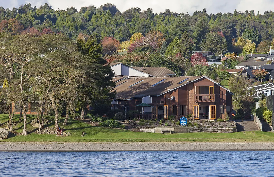 Cascades Lakefront Motel-1