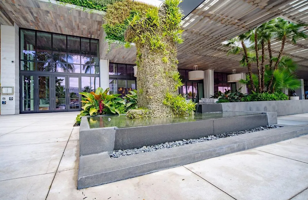 Amazing View 1 Hotel Corner Unit 2Br 2Ba W Balcony-1