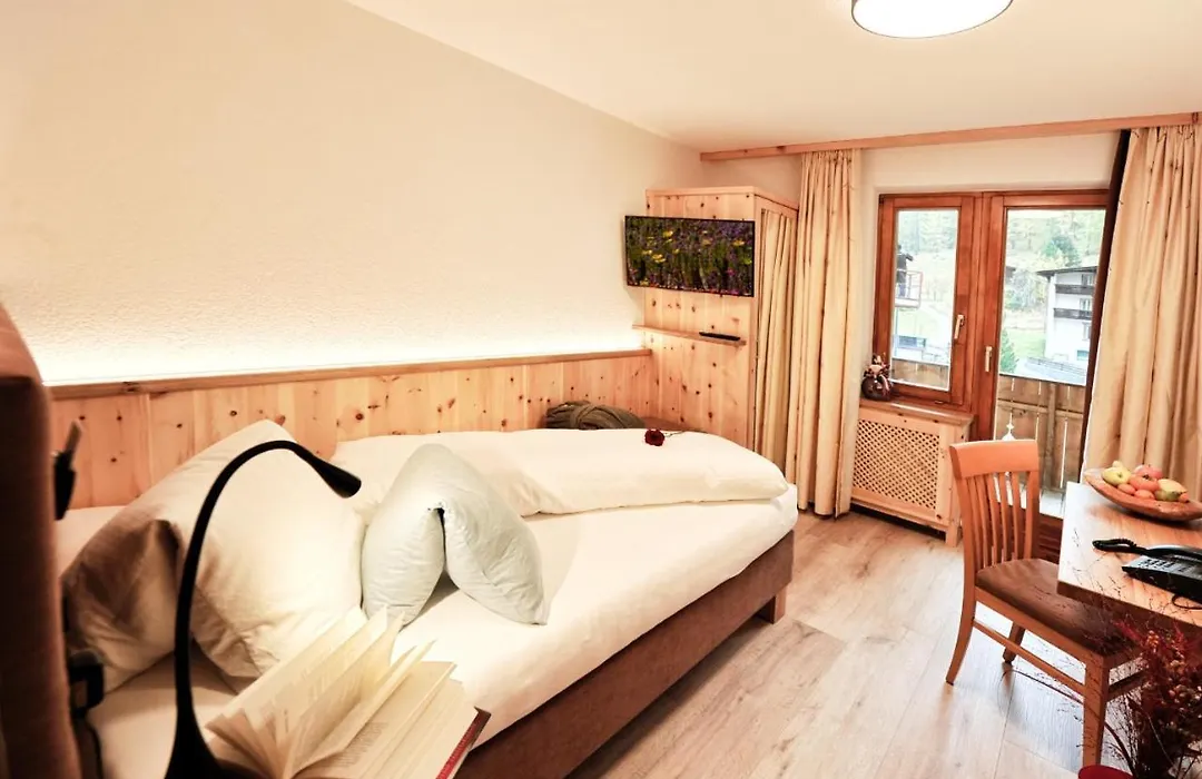 Country Wellnesshotel Bündnerhof-1