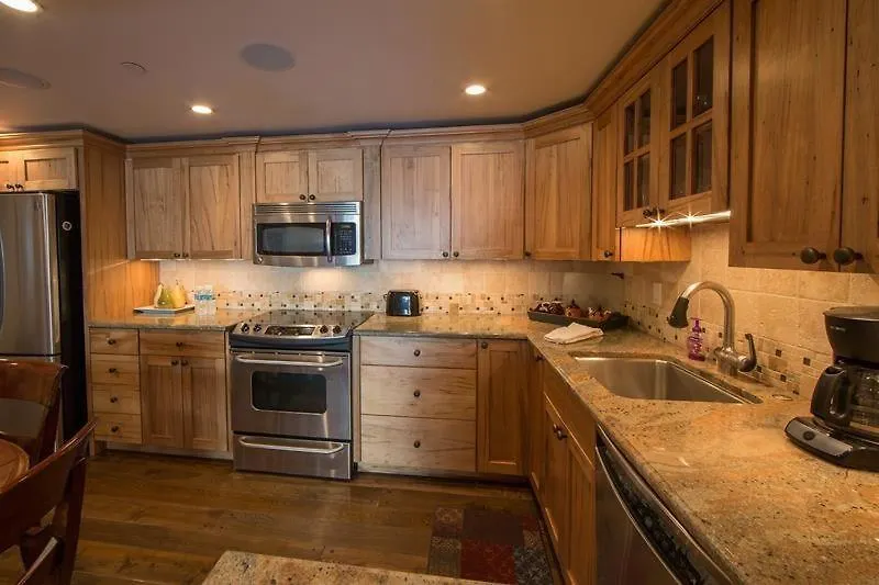 Condo With Onsite Pool & Hot Tub, Free Wifi & Garage Parking-1