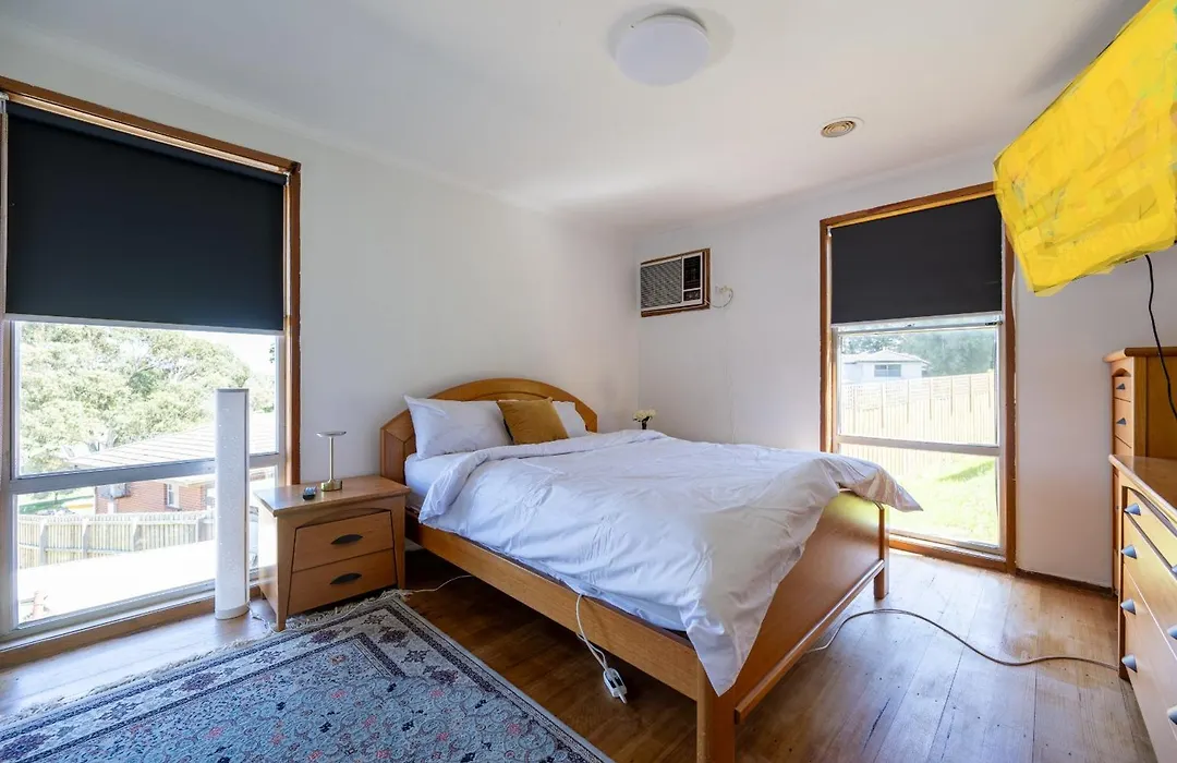 Large Room Queen Bed-1