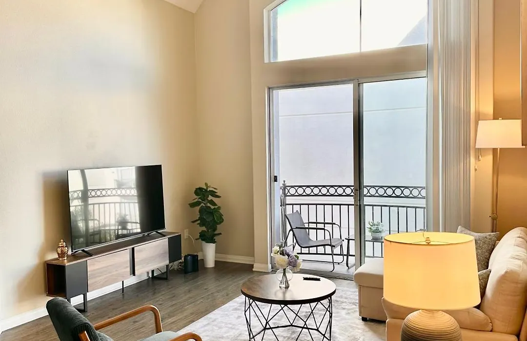 Spacious 2B 2B Pool View Loft Apartment In Marina Del Rey-1