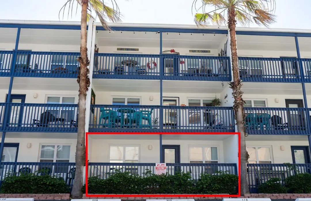 Comfy Updated Beachside Getaway-1