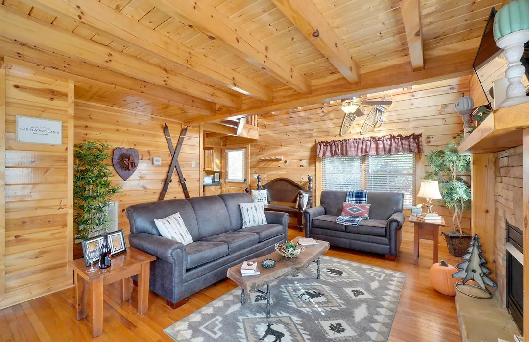 Romantic Cabin With Hot Tub In Pigeon Forge!-1