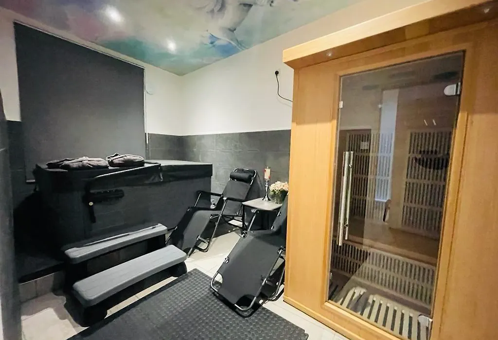 London Luxury Apartment With Private Jacuzzi Hot Tub & Sauna-1