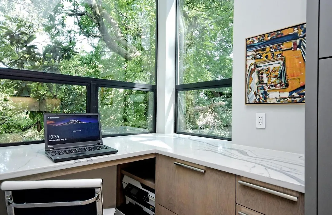 The House Of Yes- Luxury Urban Farm House. Walking Distance To Downtown-1