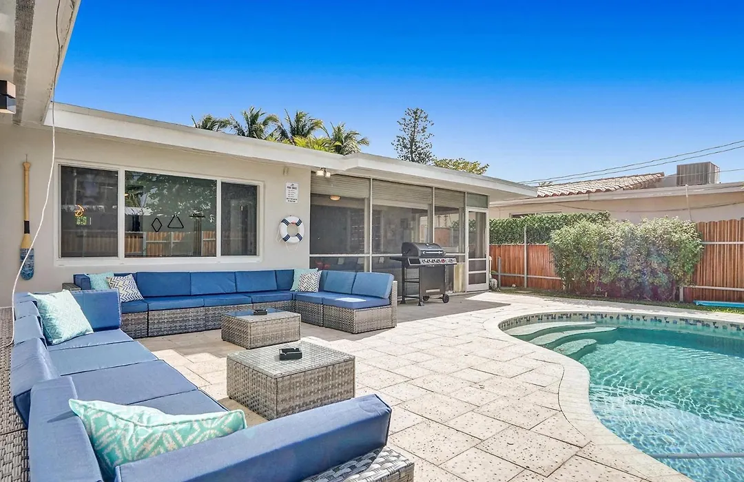 Stylish 4 Bed 2 Bath Pool & Spa-1