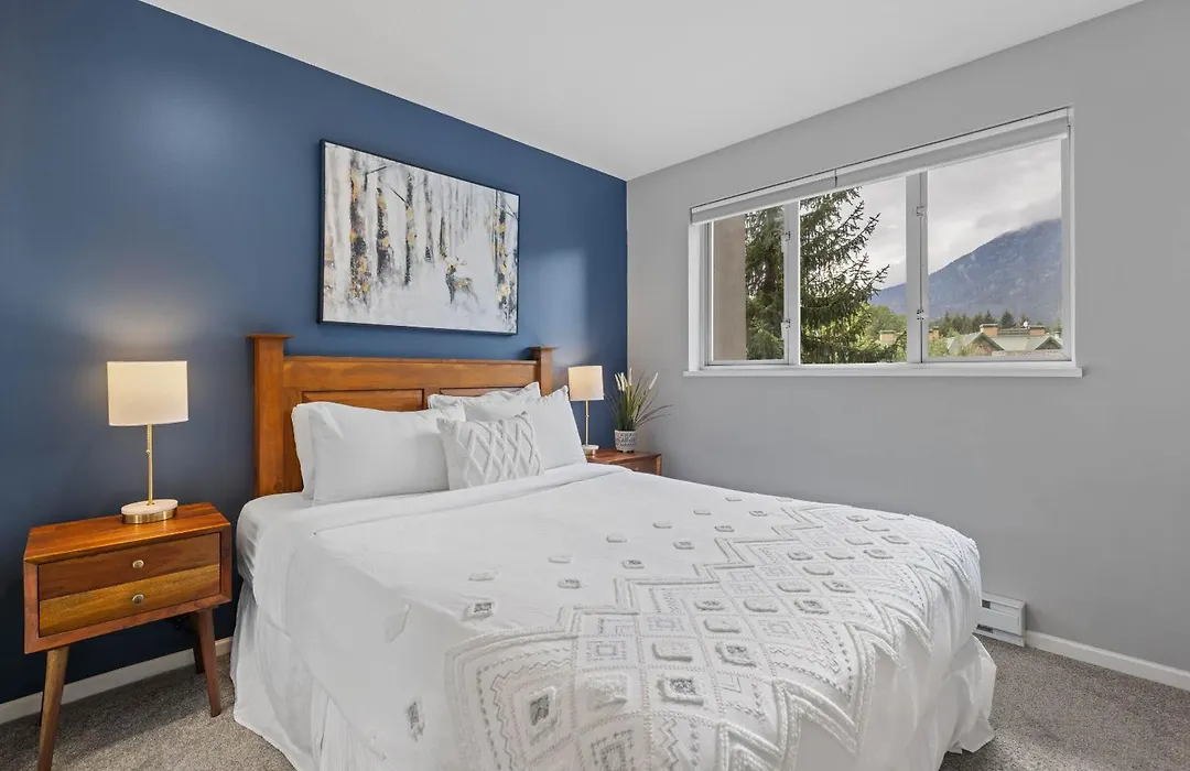 2Br In Deer Lodge, Epic Location, Private Covered Patio, Free Parking-1
