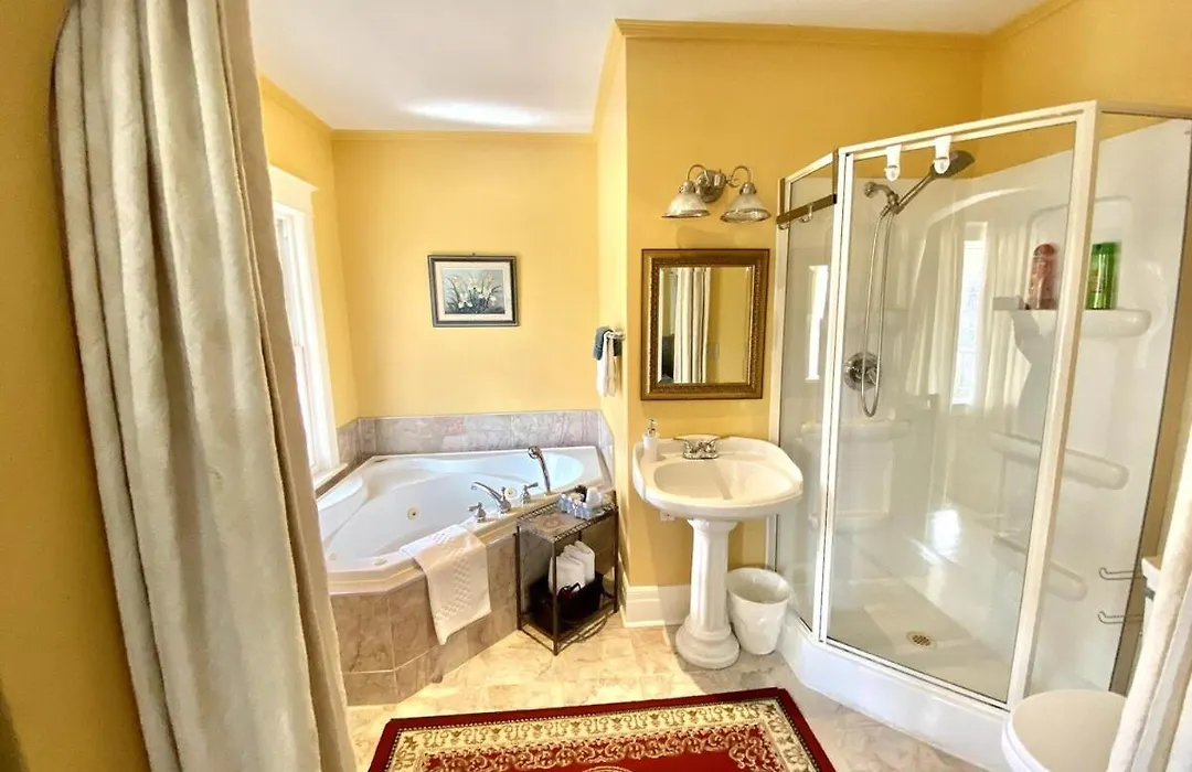 Two Bedrooms Unit With Jacuzzi-1