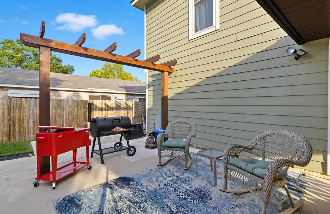 Luxe Family Escape With Games And Hot Tub And Yard-1