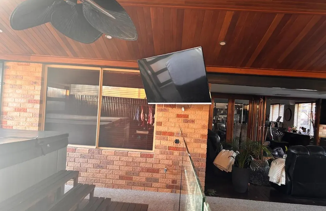 Luxury Retreat With Swim Spa, Outdoor Bar! Canning Vale-1