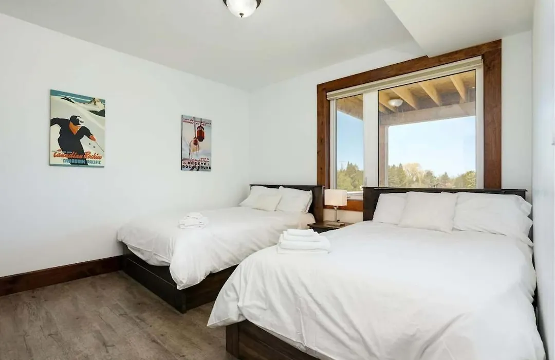 Grand 8-Bedroom Retreat 7 Baths Hot Tubs - Perfect Chalet-1