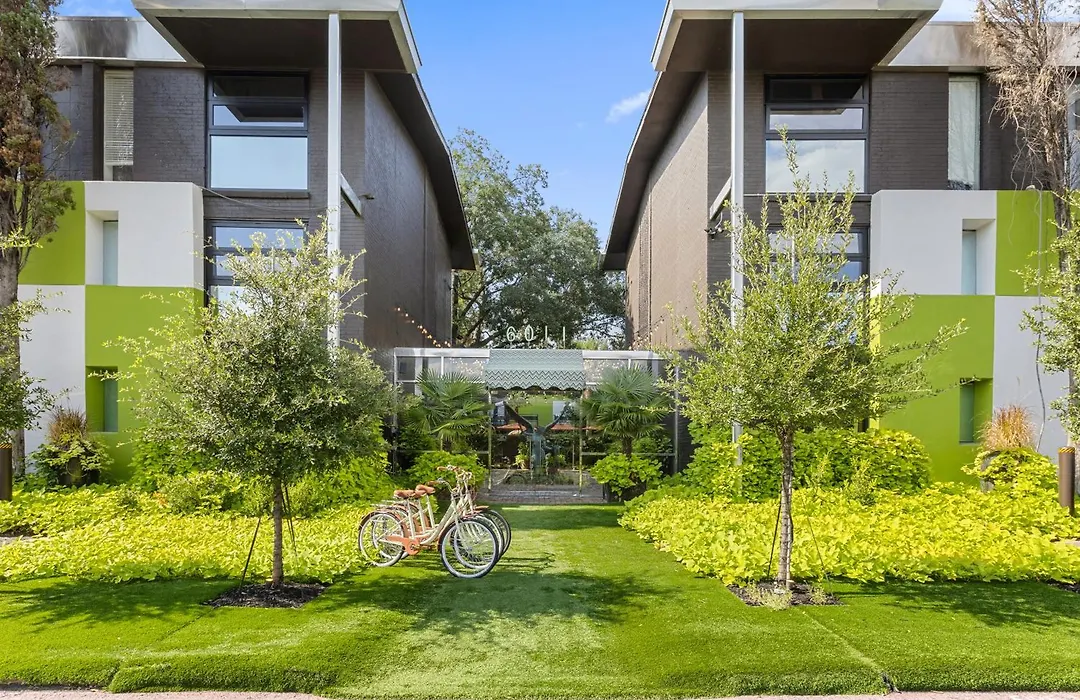 Spacious 1Br Executive Condo W Private Terrace-1