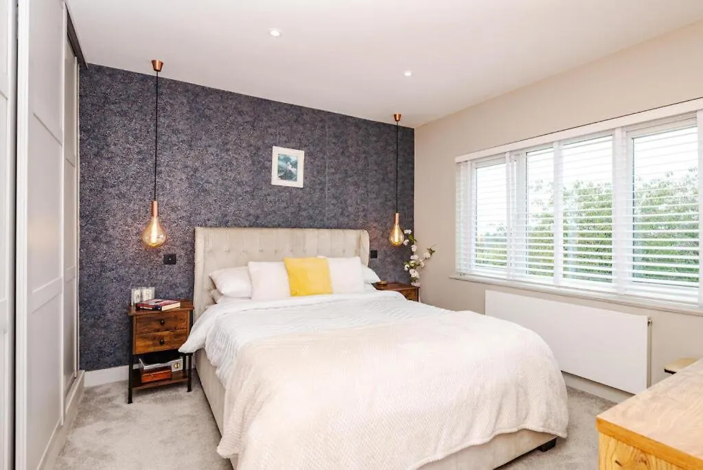 Spacious Hove Home With Free Parking, Hot Tub, 2 Baths And Large Garden By Bluehouse Shortlets Brighton-1