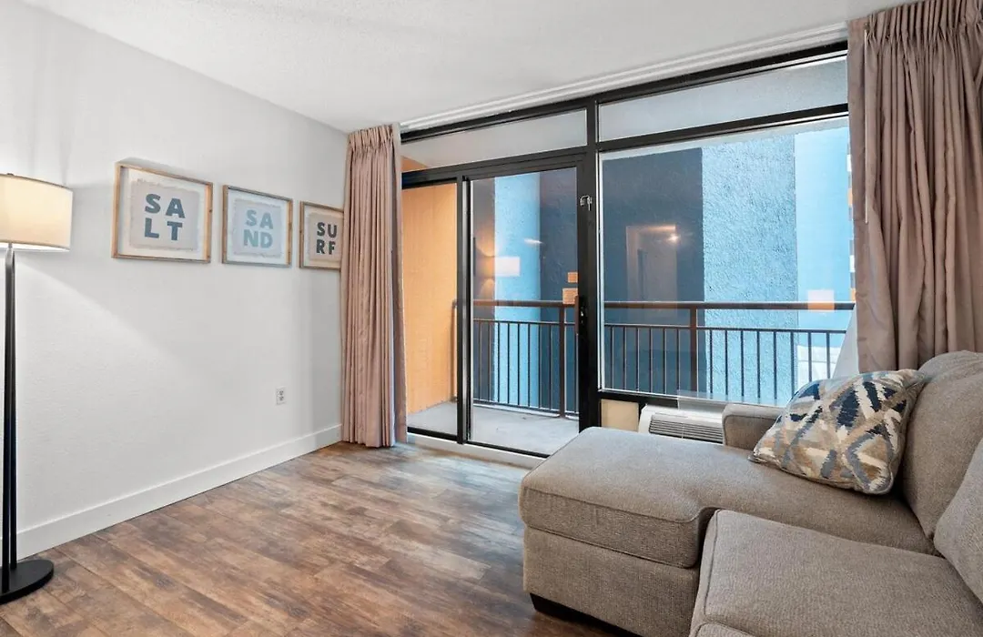 Landmark Resort Studio With King Bed, Kitchenette & Smart Tv-1